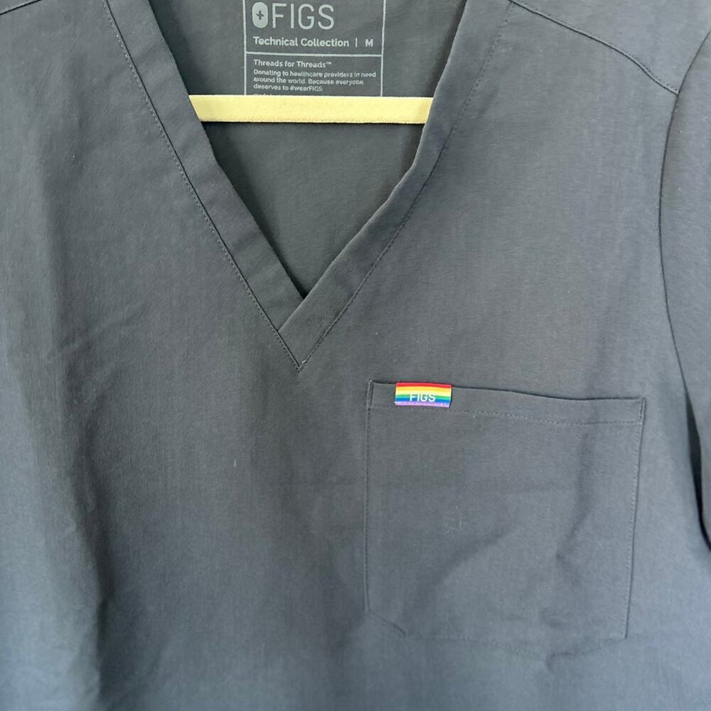 NEW Figs Catarina Charcoal PRIDE 1 Pocket Scrub Top Size Medium